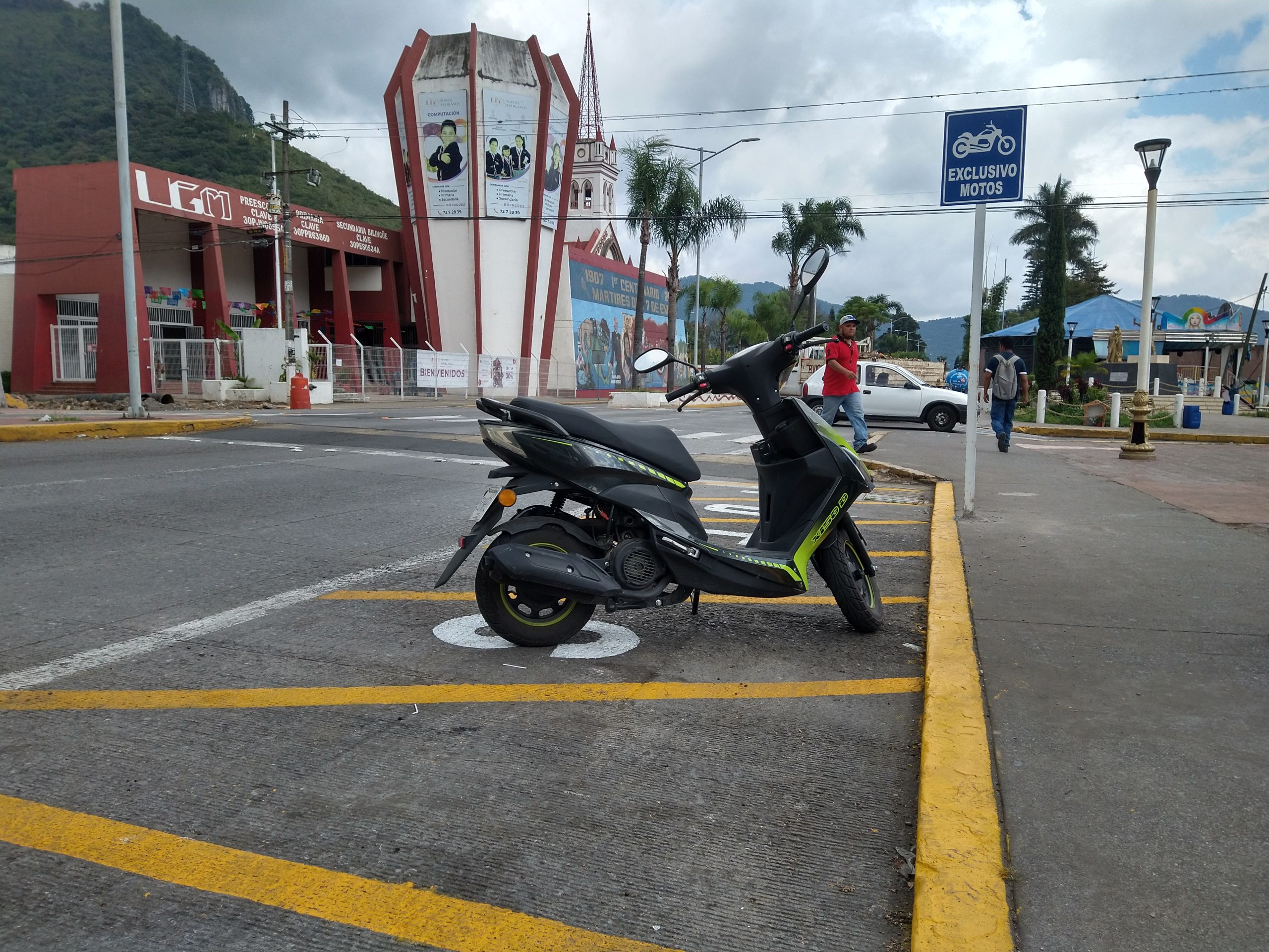 Instalan áreas exclusivas de estacionamiento para motociclistas y personas discapacitadas: Pérez Sánchez