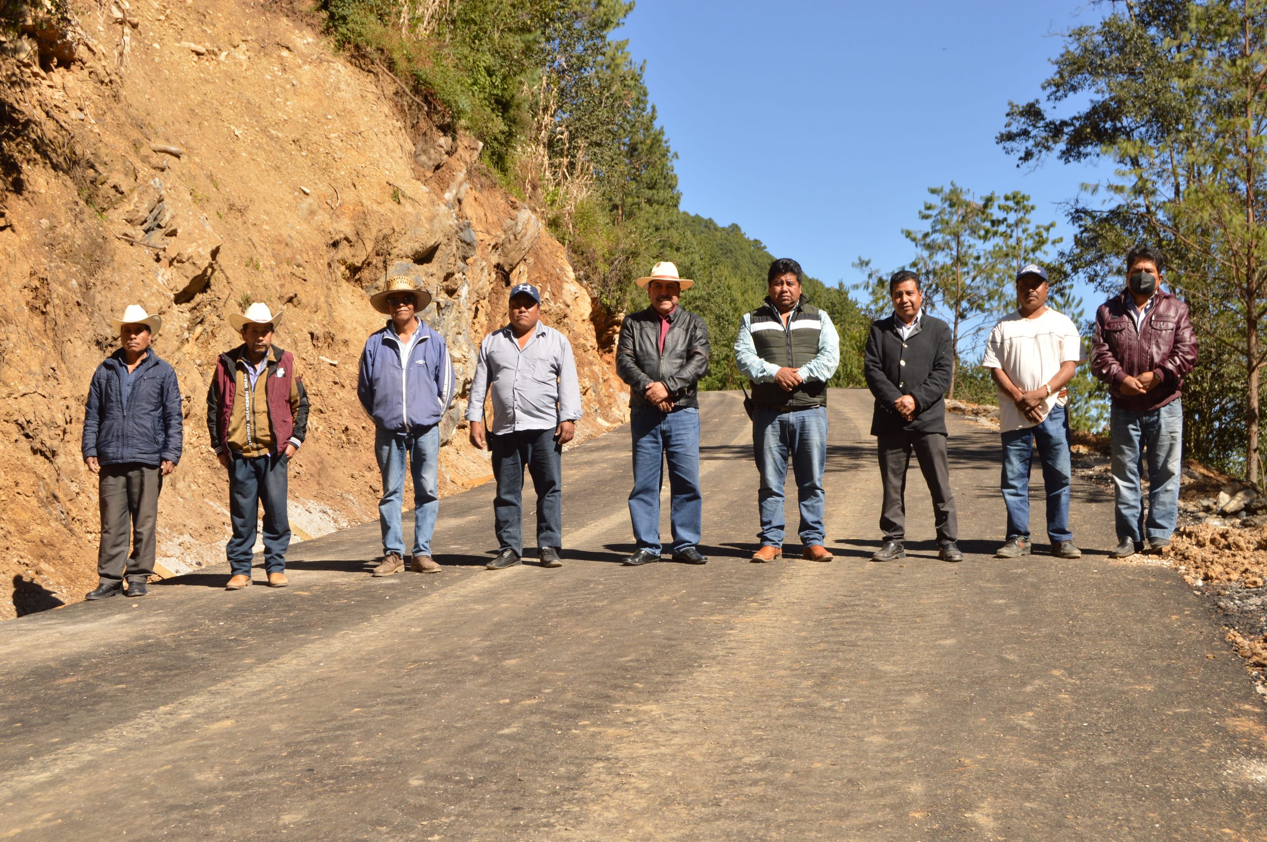 Supervisan avance del tramo carretero Tlatilpa-Huitzila