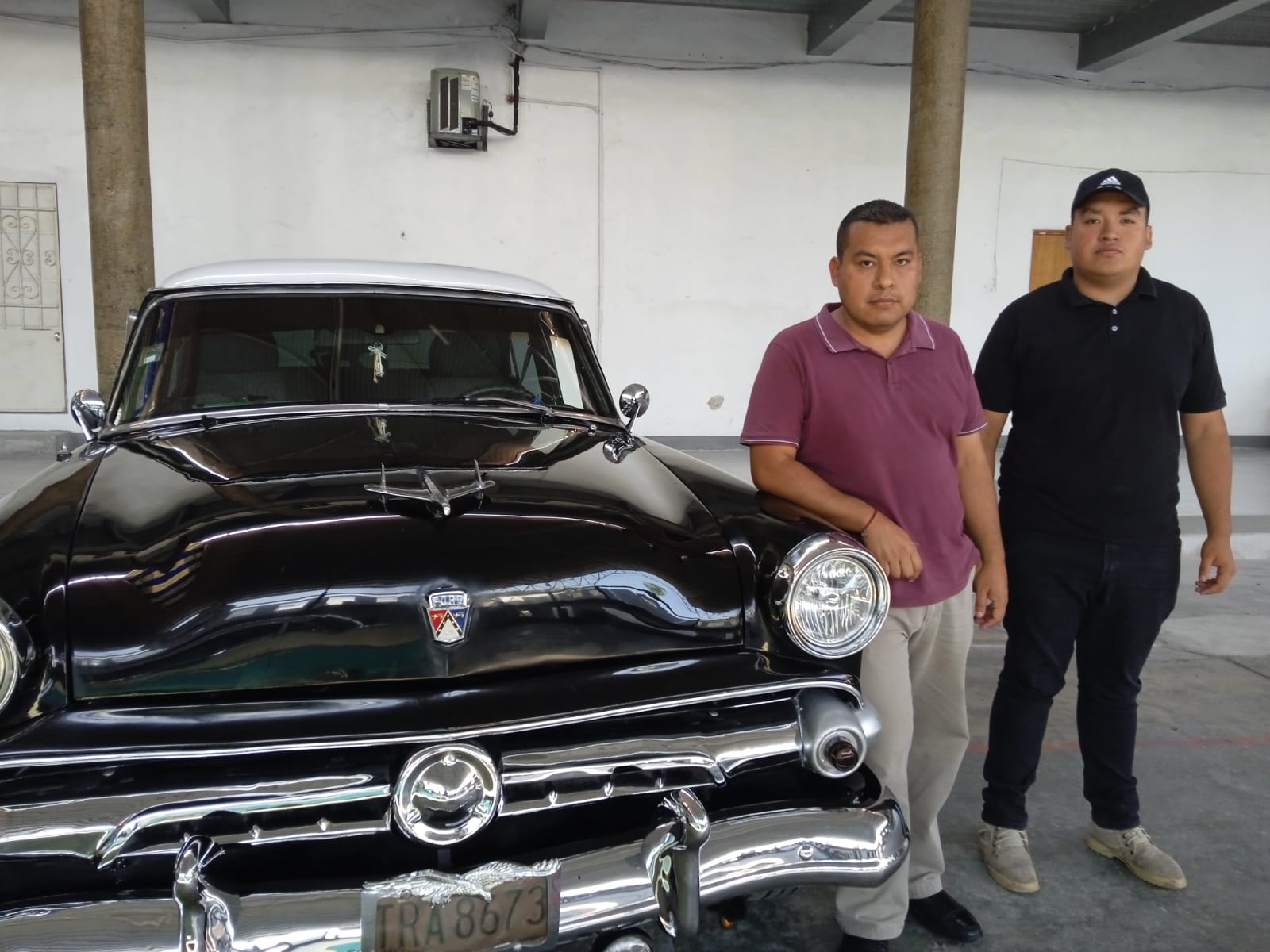 Llegan autos clásicos al auditorio del Palacio Municipal de Nogales