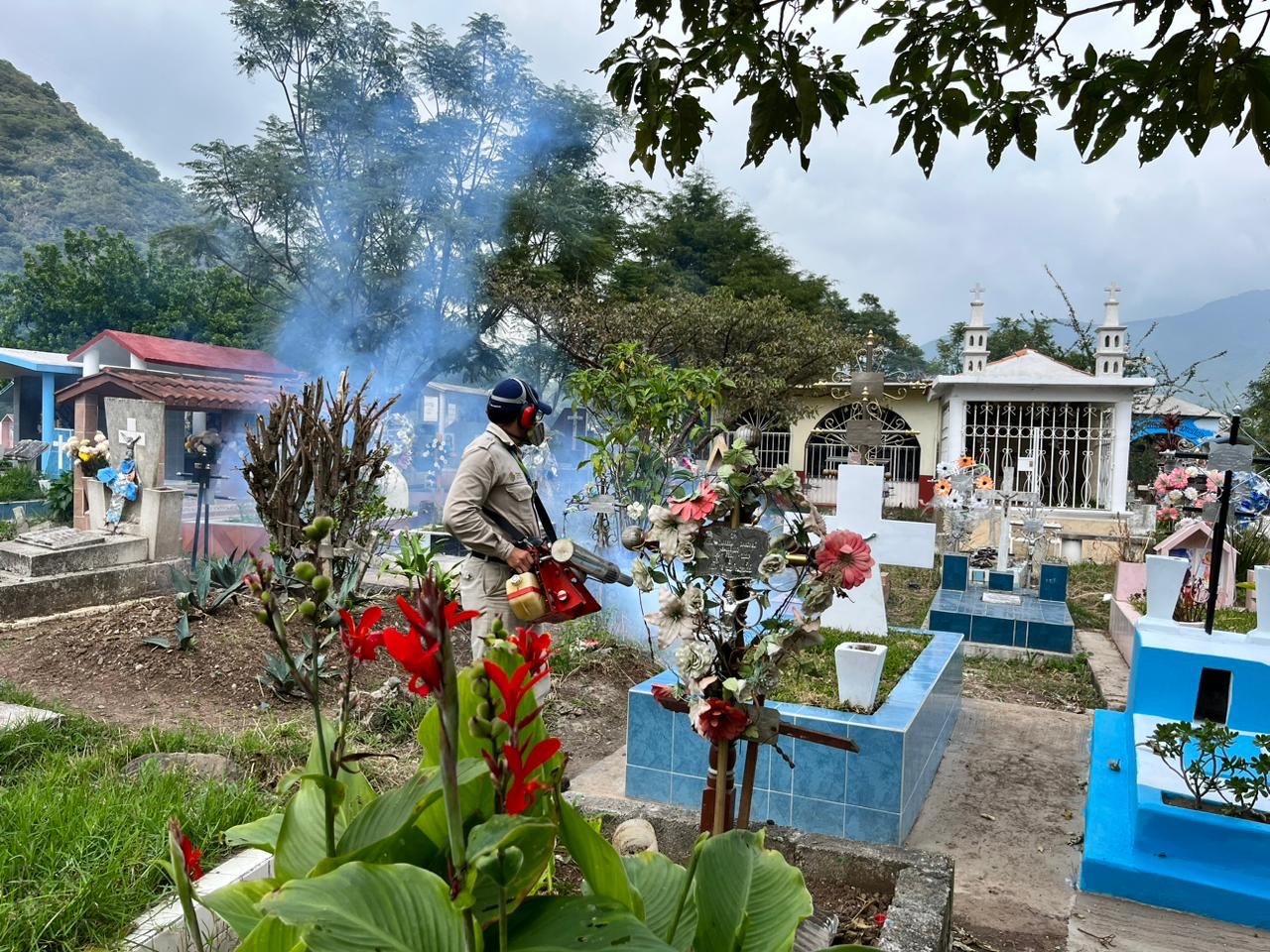 Fumigan panteones del municipio de Nogales Veracruz