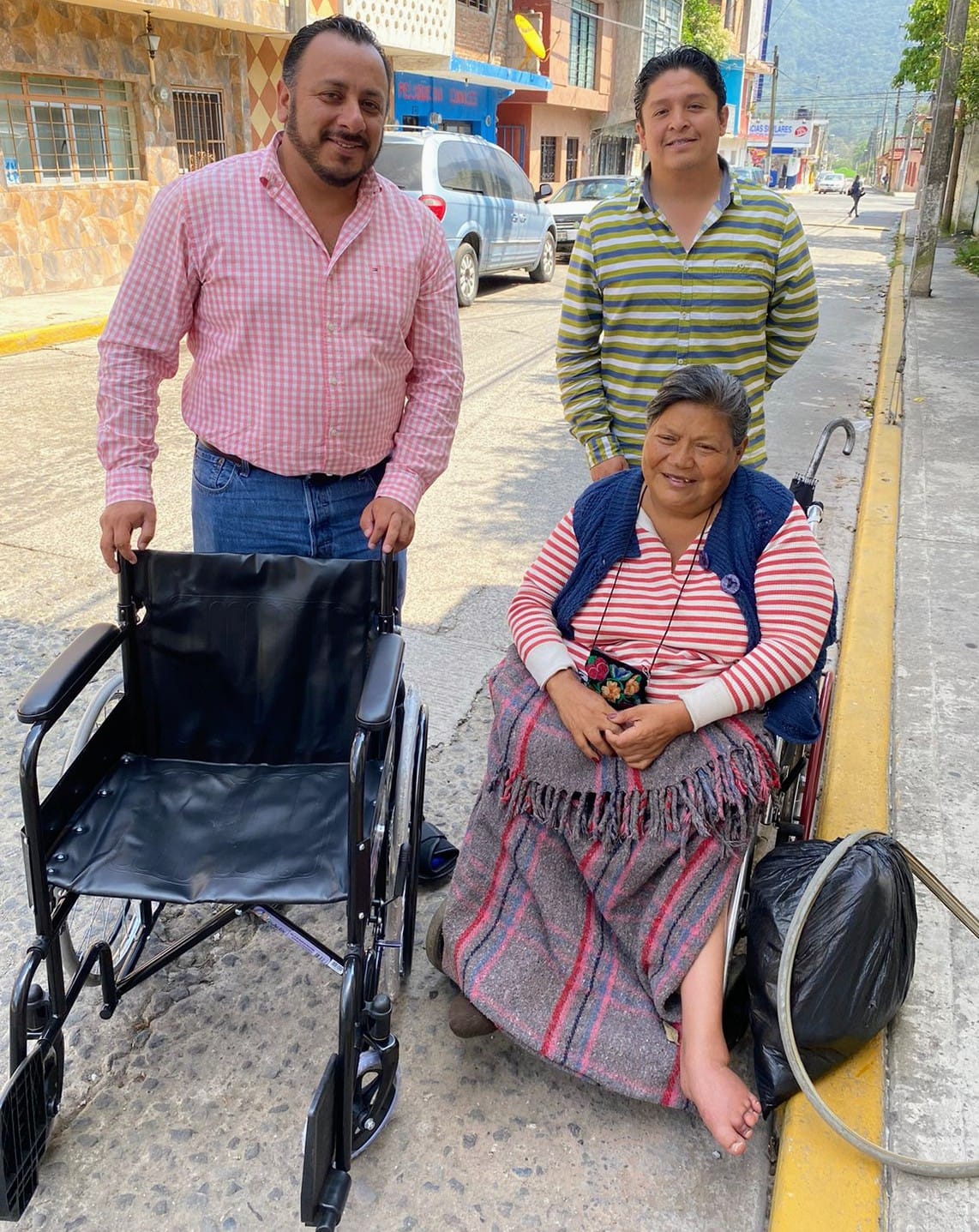 Alcalde de Nogales Veracruz, donó silla de ruedas a Juanita