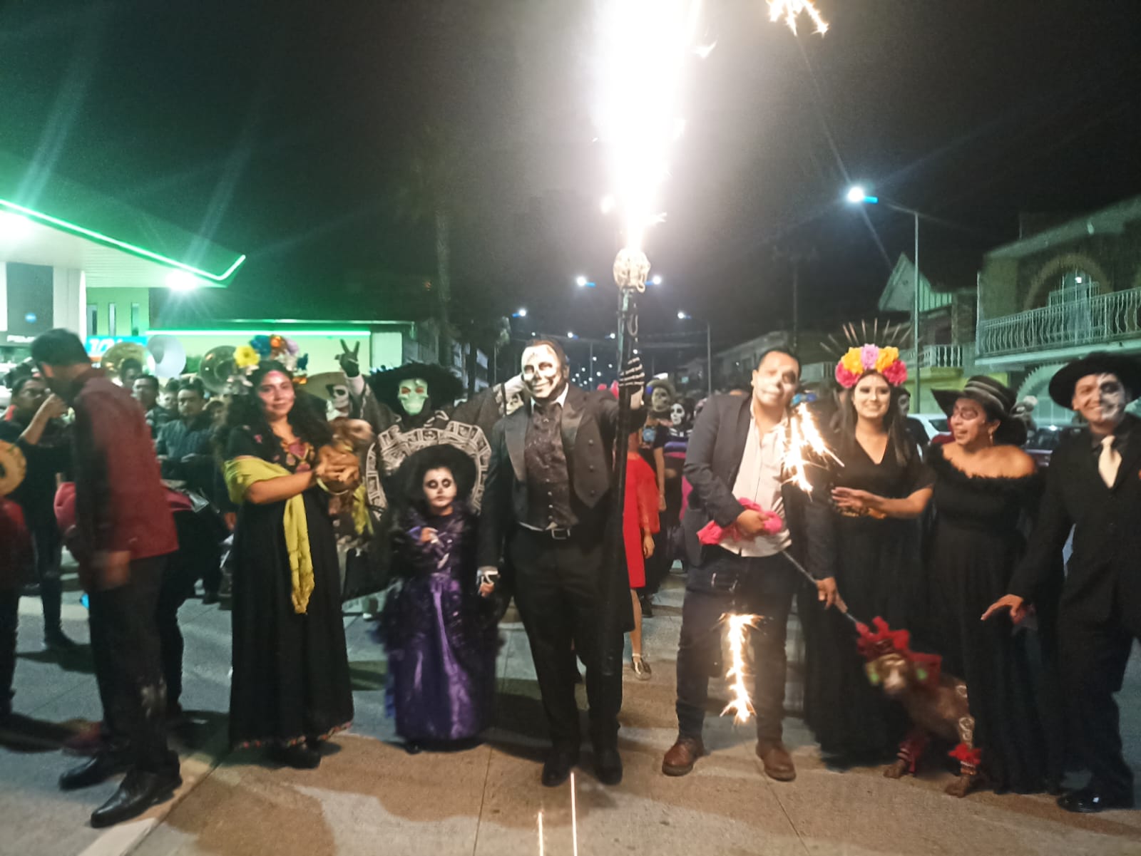 Alcalde de Nogales Veracruz, encabeza Desfile de Catrinas y Catrines