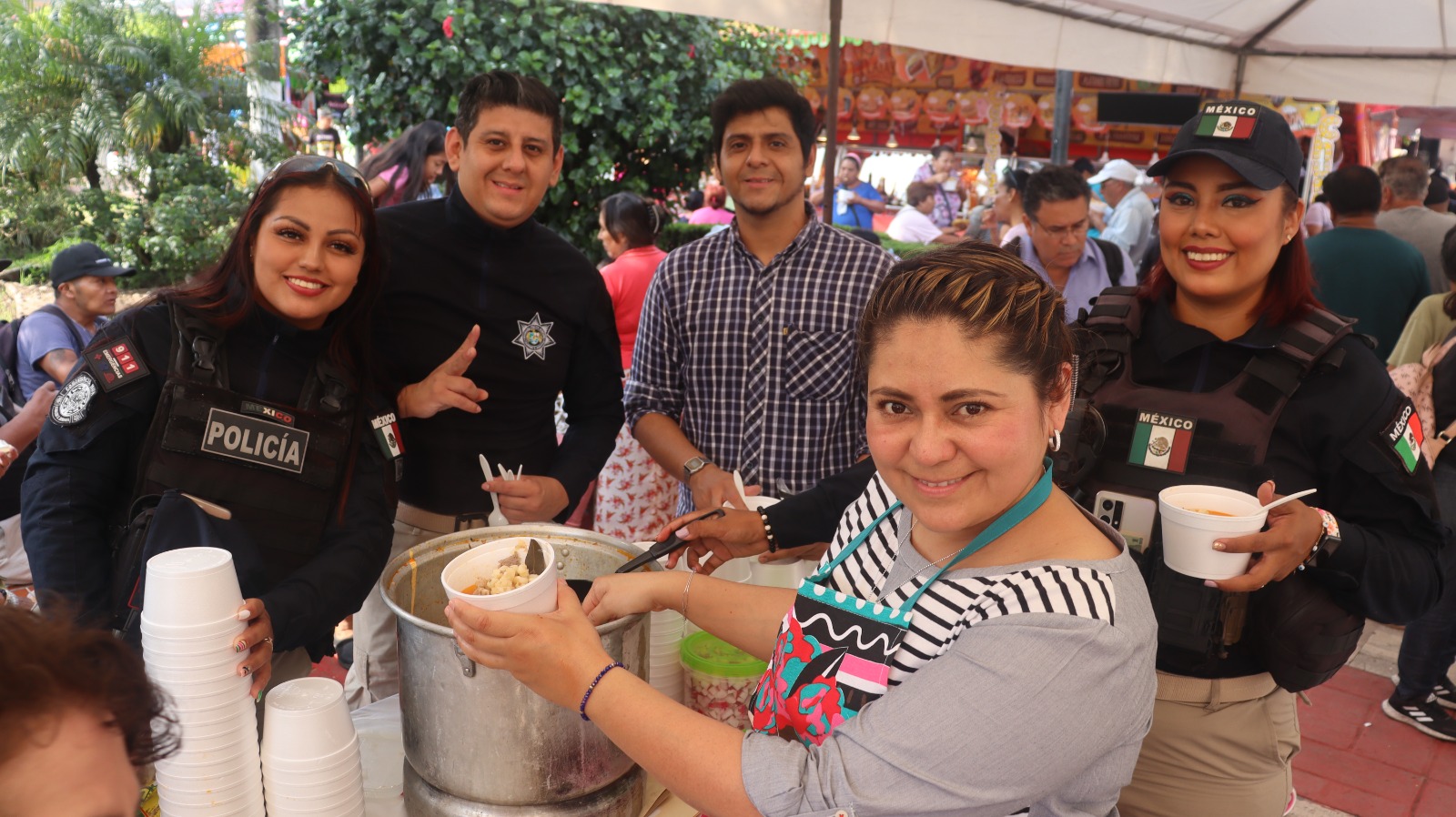 Disfrutan mendocinos de sabroso “pozole” *Alrededor de 2 mil personas degustaron diferente estilos de este tradicional platillo mexicano