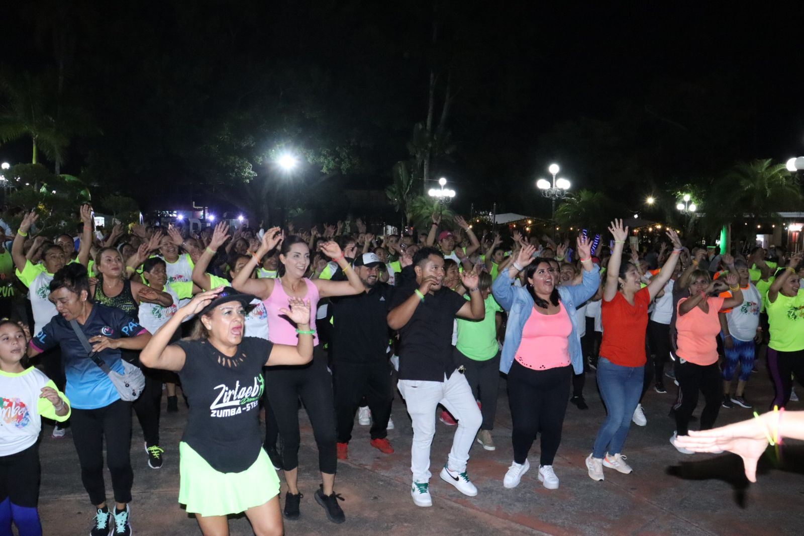 Hace vibrar Zumba Glow explanada del Parque Lázaro Cárdenas
