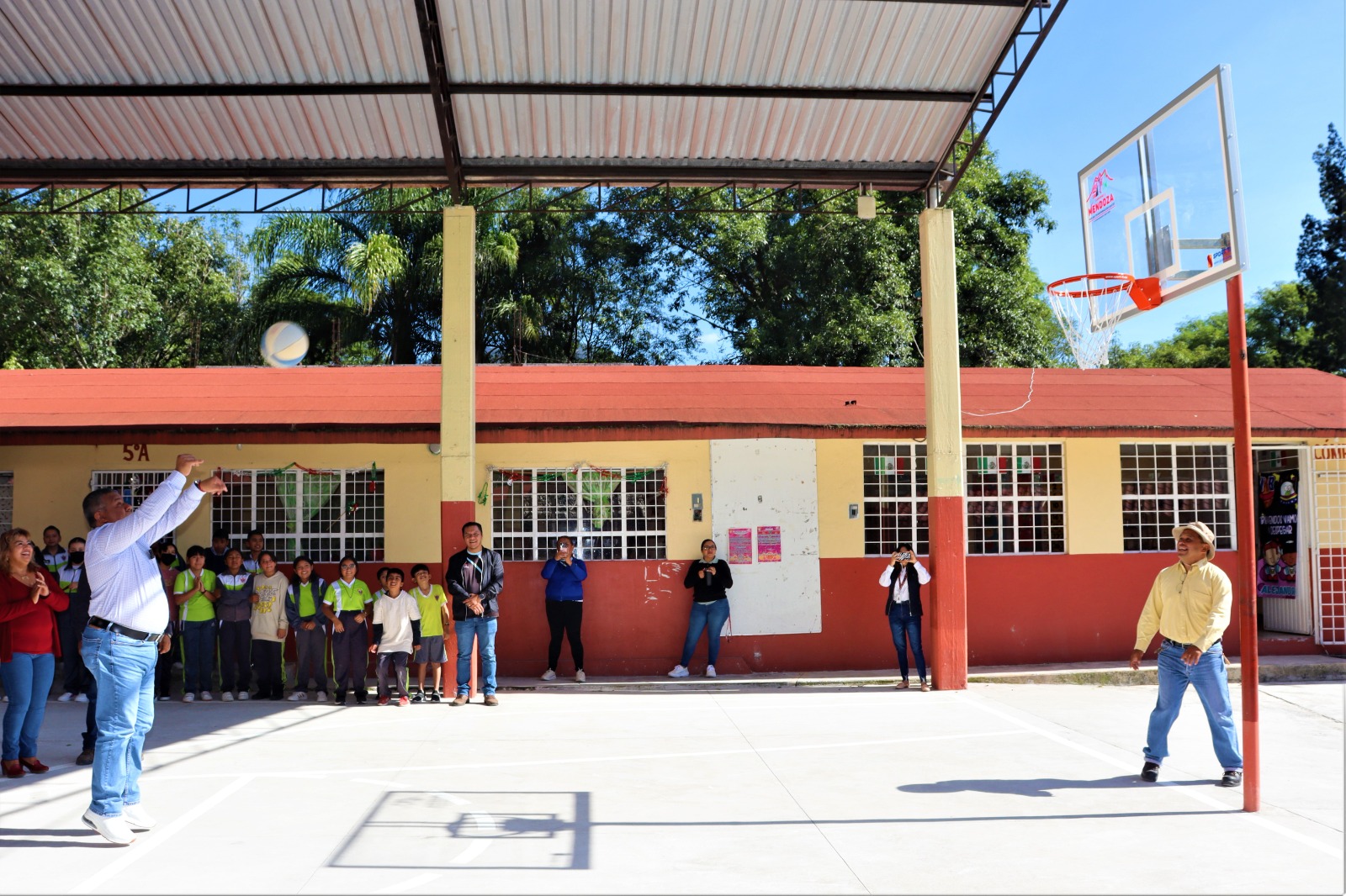 Entrega Ayuntamiento Explanada Cívica, en Escuela Primaria “Central Obrera”