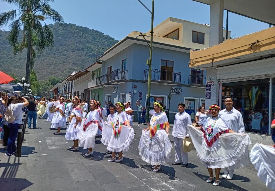 ¡Día de Fiesta se vive en Orizaba! Con la Monumental Huasteca Veracruzana 