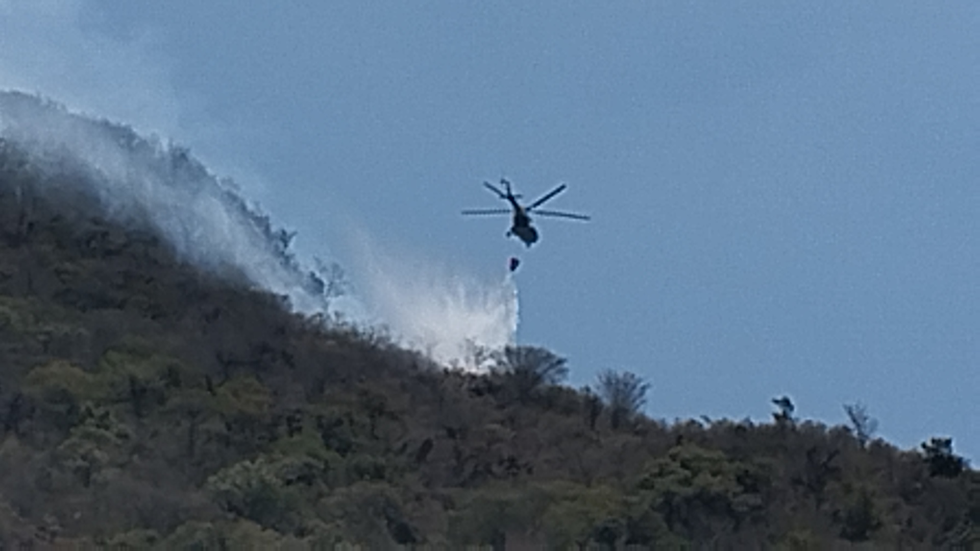 Se intensifica el combate contra incendios con helicóptero de la Secretaría de Marina Armada de México 
